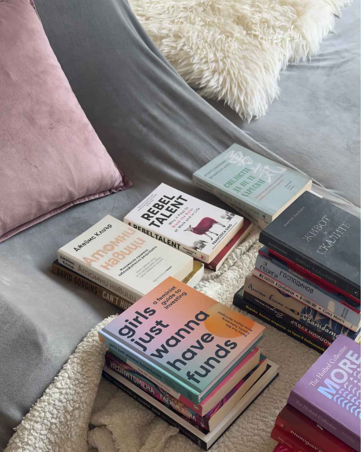 Купчини прочетени книги върху диван